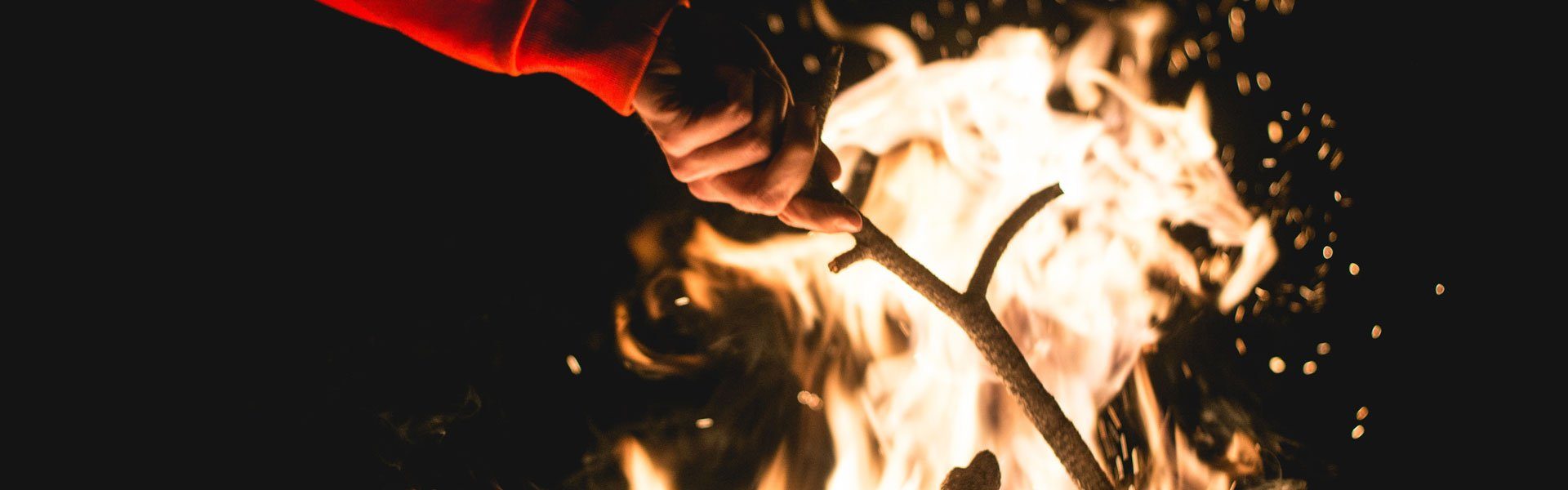 8 trucchi per accendere il fuoco in campeggio